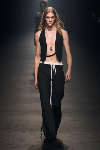Look 3